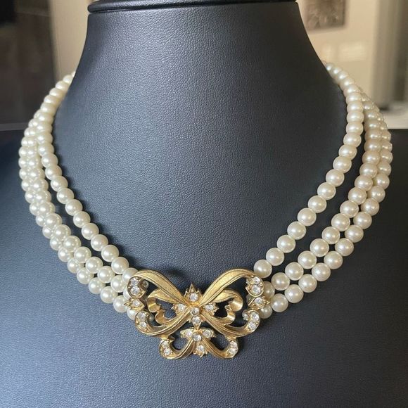 Vintage Avon Three Strand Faux Pearl Butterfly Choker Necklace 14-17” Book Piece - Picture 8 of 8